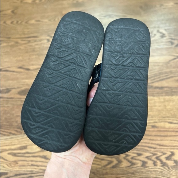 9/10 little kid reef flip flops - Picture 4 of 4